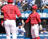 　１回、打者・末包の時に三走・羽月は本盗に成功（撮影・佐々木彰尚）