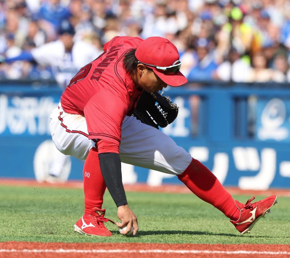 　４回、宮崎の三塁への打球を羽月が失策（撮影・佐々木彰尚）