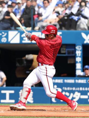 　１回、小園は右前打を放つ（撮影・佐々木彰尚）