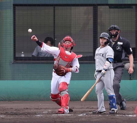 　くふうハヤテ戦で二盗阻止を狙って二塁へ送球する坂倉＝２２日