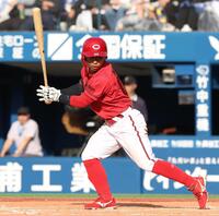 　８回、空振り三振に倒れる羽月（撮影・佐々木彰尚）