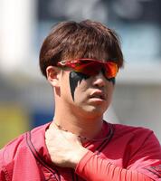 　ベンチに引き揚げる小園（撮影・佐々木彰尚）