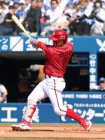 　１回、小園は右前打を放つ（撮影・佐々木彰尚）