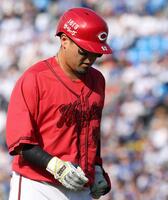 　６回、中飛に倒れた末包（撮影・佐々木彰尚）