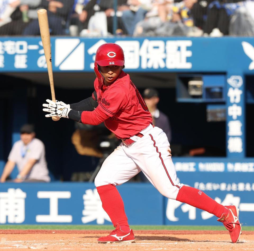 　８回、空振り三振に倒れる羽月（撮影・佐々木彰尚）