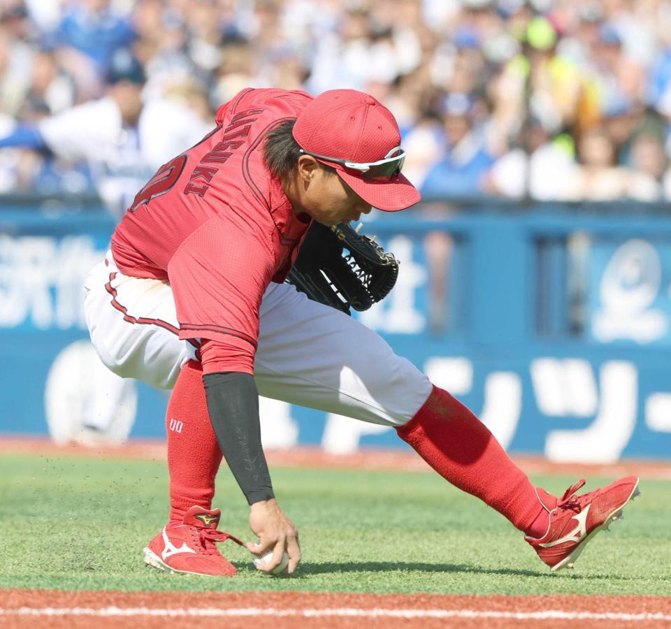 　４回、宮崎の打球を捕り損ねる羽月（撮影・佐々木彰尚）