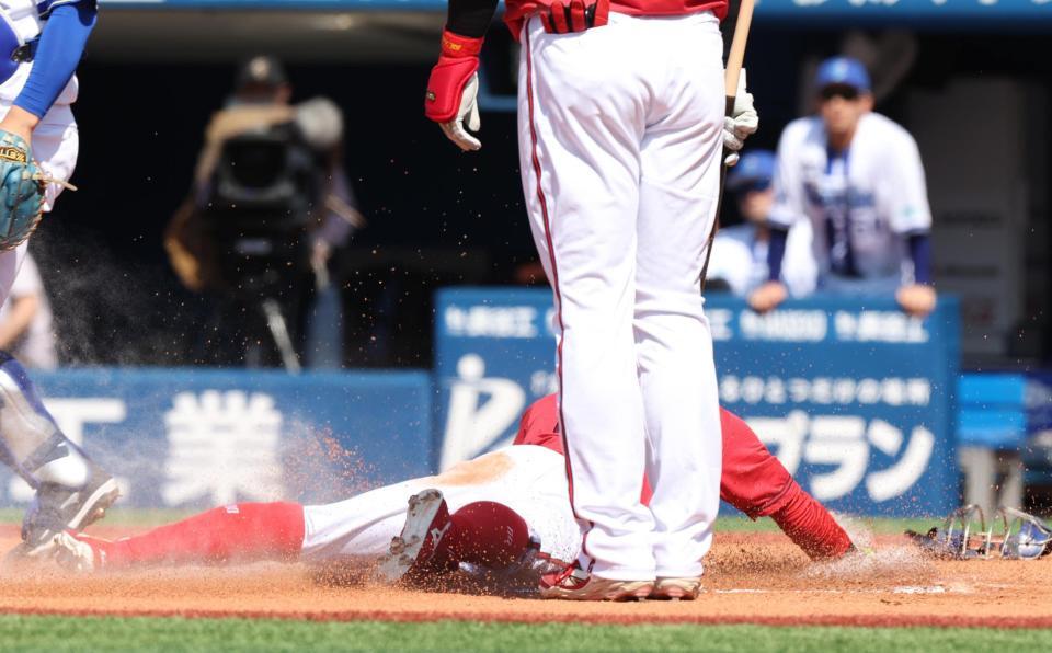 　１回、打者・末包の時に三塁走者・羽月は本盗に成功（撮影・佐々木彰尚）