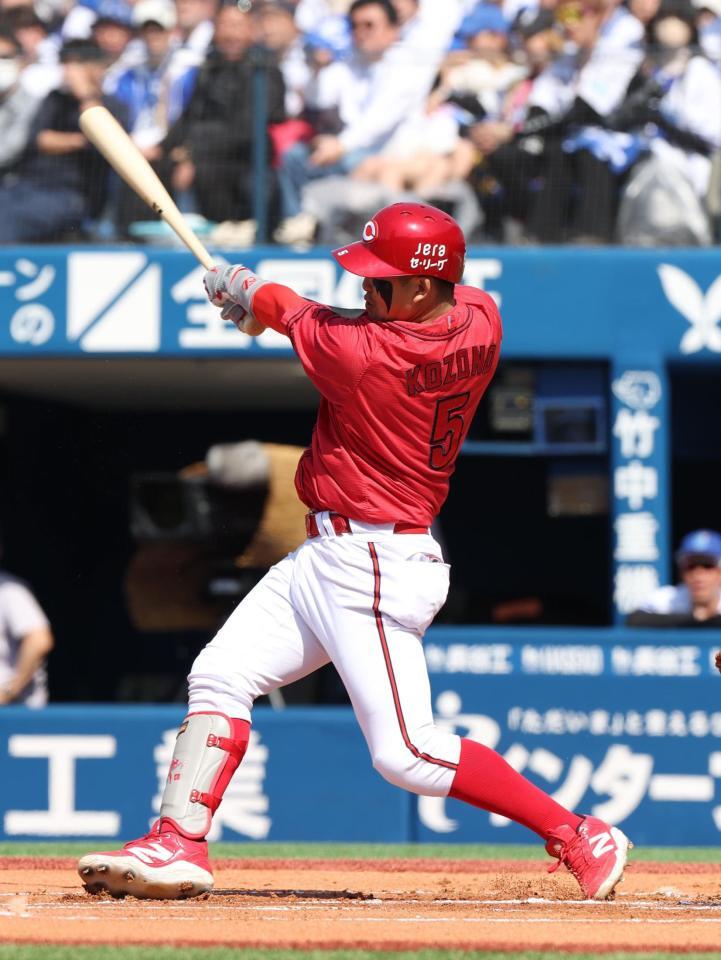 　１回、小園は右前打を放つ（撮影・佐々木彰尚）