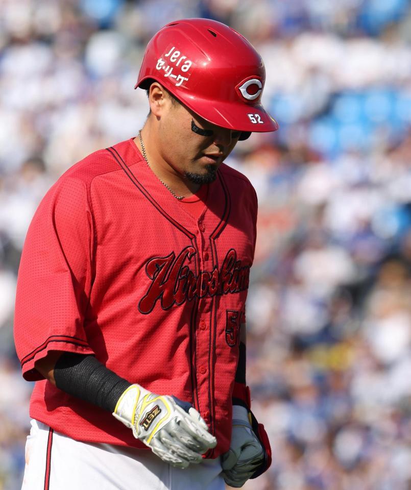 　６回、中飛に倒れた末包（撮影・佐々木彰尚）