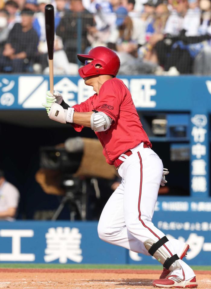 　８回、代打・中村奨は右中間に三塁打を放つ（撮影・佐々木彰尚）