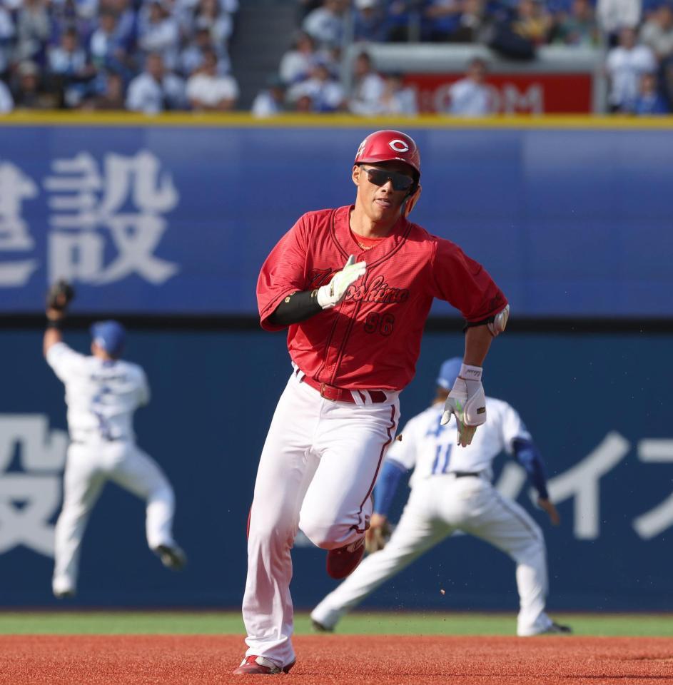 　８回、右中間打を放ち、三塁へ走る代打・中村奨（撮影・佐々木彰尚）