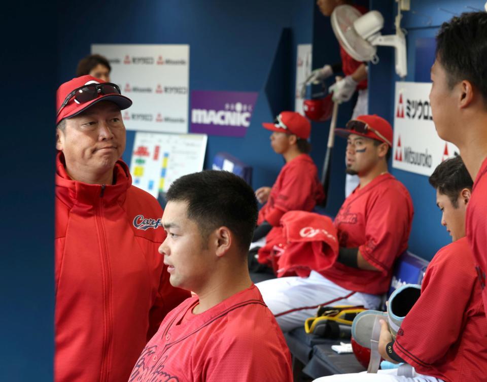 　７回裏終了時、玉村（右）に声をかける新井監督（撮影・佐々木彰尚）