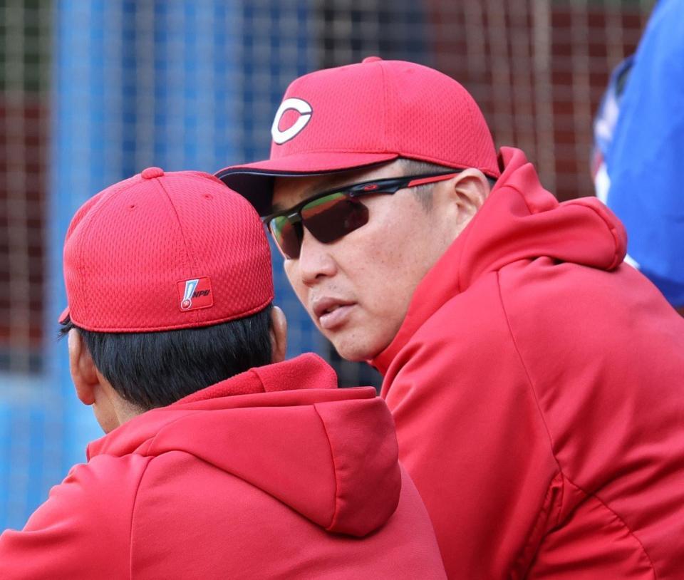 　９回、藤井ヘッドコーチ（左）と話す新井監督（撮影・佐々木彰尚）