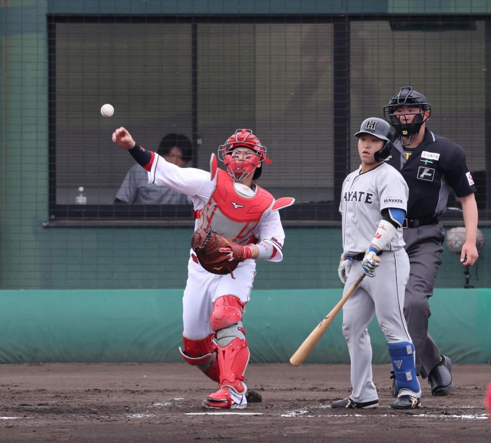 　くふうハヤテ戦で二盗阻止を狙って二塁へ送球する坂倉＝２２日