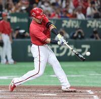 　４回、末包が左越えに同点２ランを放つ