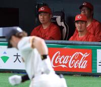 　２回裏、先制２ランを放ったキャベッジを見つめる新井監督（奥左）と矢野