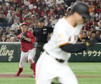 　９回、若林（手前）の打球を広島の三塁手小園が一塁に悪送球し、同点となる