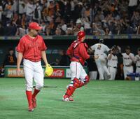 　１２回、甲斐のサヨナラ犠飛で引き上げる中崎（左）と石原（撮影・西岡正）