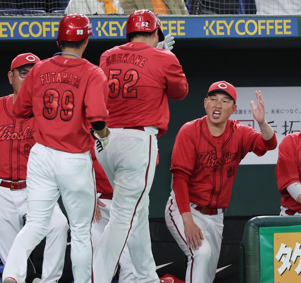 　４回、同点２ランを放った末包（中）を迎える新井監督（右）