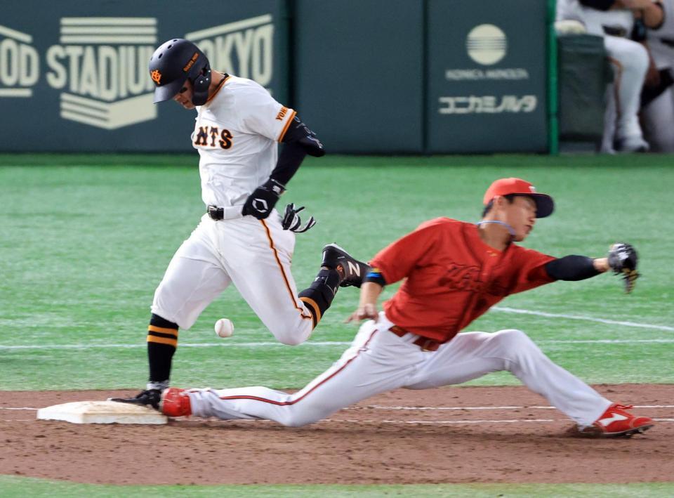 　９回、若林のゴロを三塁手小園が悪送球し一塁手二俣が捕球できず、ボールをそらす間に一走が生還し同点となる