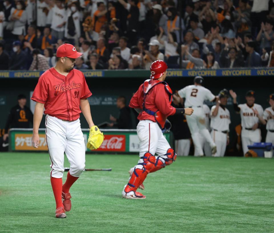 　１２回、甲斐の決勝犠飛で引き上げる中崎（左）ら（撮影・西岡正）