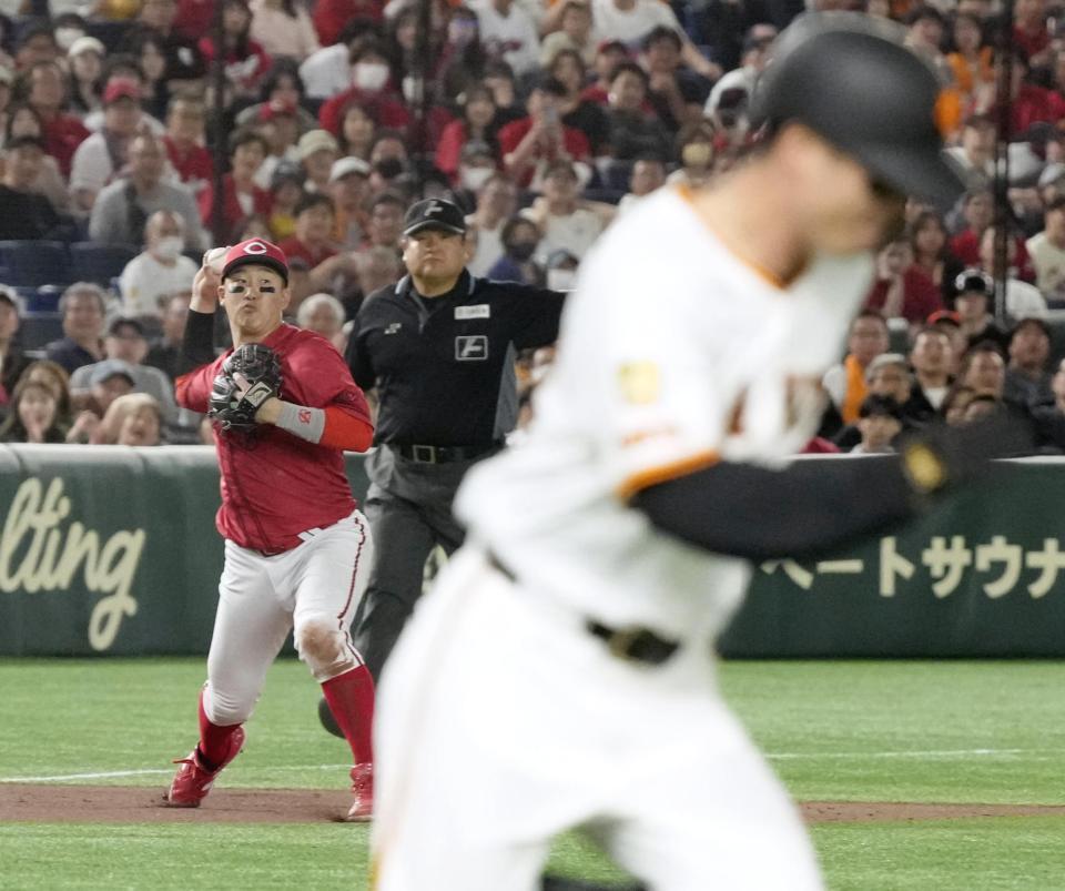 　９回、若林（手前）の打球を広島の三塁手小園が一塁に悪送球し、同点となる