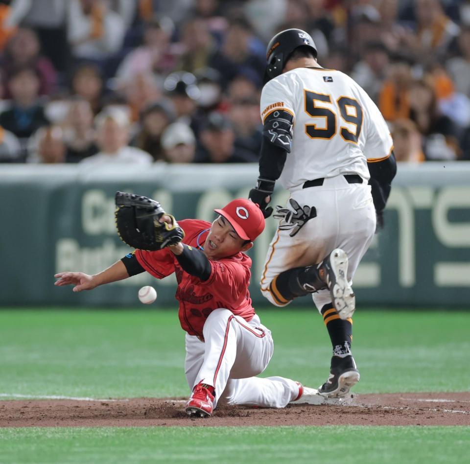 　９回、若林の三塁ゴロを小園が悪送球して二俣が捕れず、同点となる（撮影・西岡正）