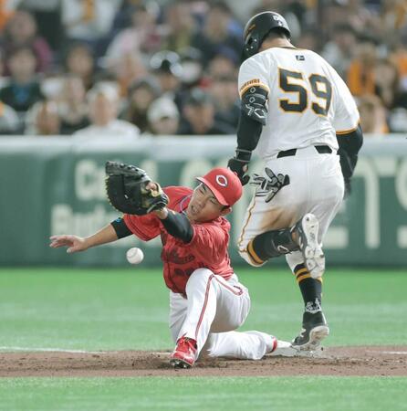 　９回、若林の三塁ゴロを小園が悪送球して二俣が捕れず、同点となる（撮影・西岡正）