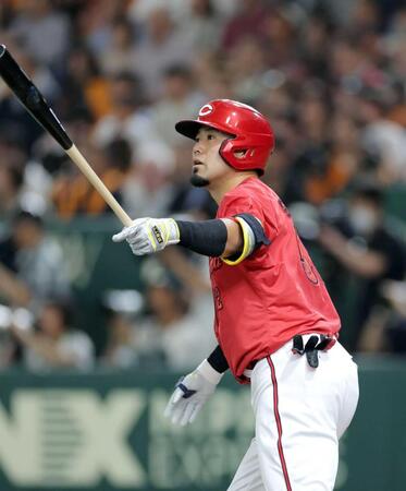 　４回、左越えに同点２ランを放つ末包（撮影・西岡正）