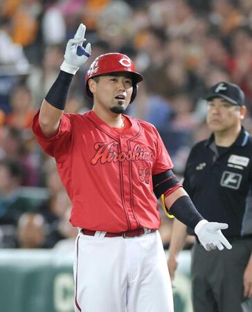 　６回、勝ち越し打を放ち、ベンチへポーズを決める末包（撮影・西岡正）