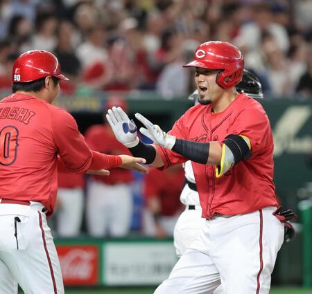 　４回、同点２ランを放ち、コーチとタッチを交わす末包