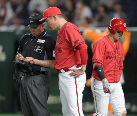 　１１回、三振に倒れた小園（右）の横で選手交代を告げる新井監督（撮影・西岡正）