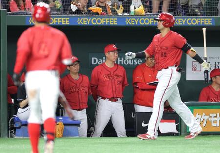 　８回、ベンチから戦況を見つめる新井監督（撮影・西岡正）