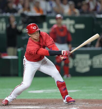 　７回、空振り三振に倒れる堂林（撮影・西岡正）