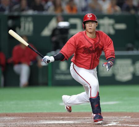 　７回、空振り三振に倒れる坂倉（撮影・西岡正）