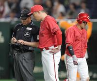 　１１回、選手交代を告げる新井監督。右は小園（撮影・西岡正）