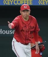 　７回、代打を告げる新井監督（撮影・西岡正）