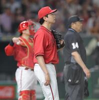 　６回、増田陸に２点二塁打を浴び、先制を許した大瀬良（右）＝撮影・西岡正