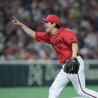 　５回、山崎のフライを指さす大瀬良（撮影・西岡正）