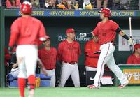 　８回、ベンチから戦況を見つめる新井監督（撮影・西岡正）