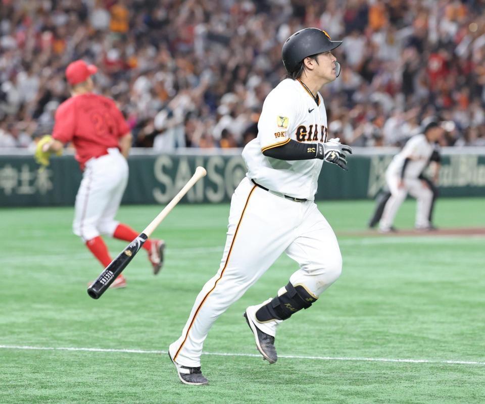 　１２回、サヨナラの中犠飛を放つ甲斐。左は中崎