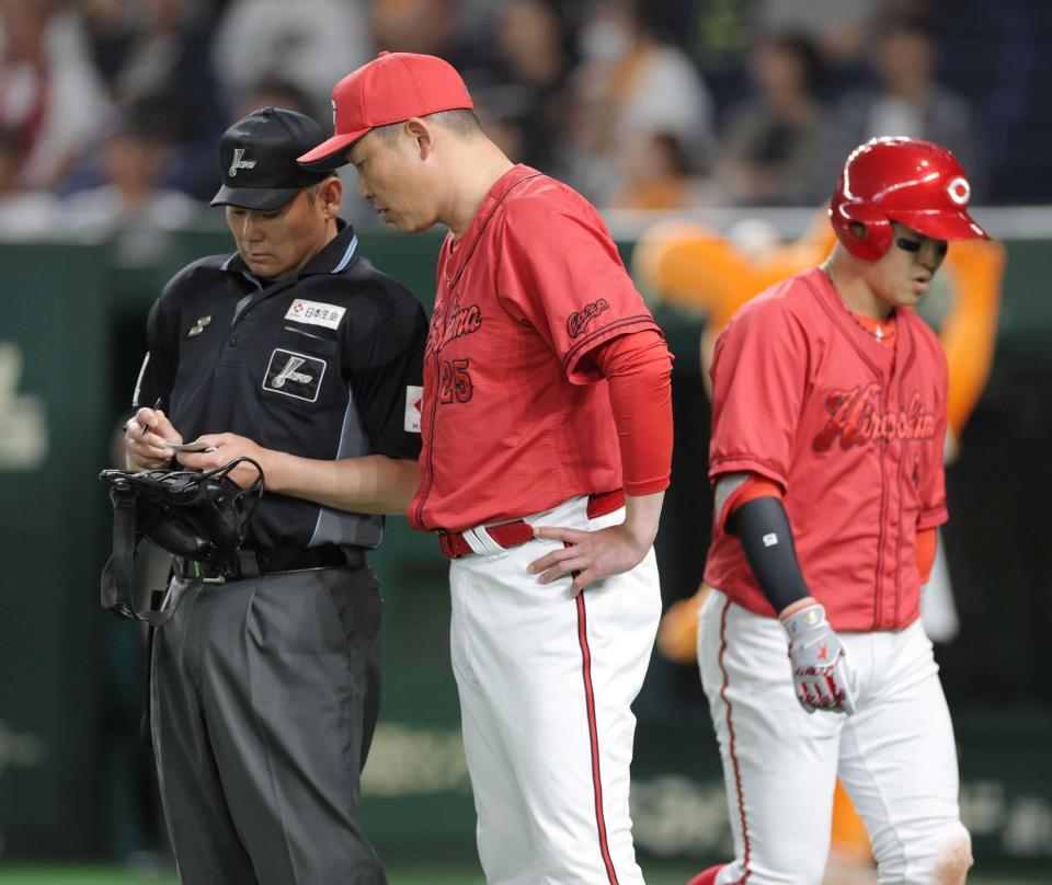 　１１回、選手交代を告げる新井監督。右は小園（撮影・西岡正）