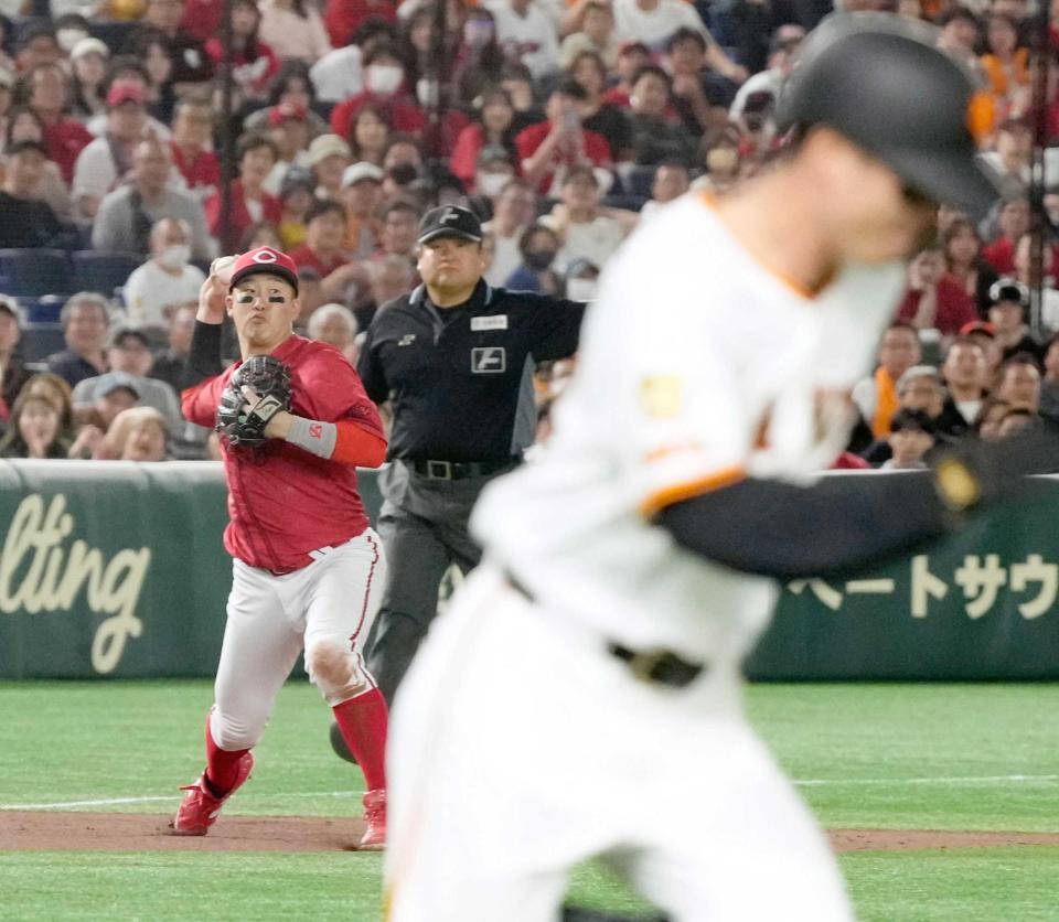 　９回、若林の三ゴロを小園が一塁へ悪送球