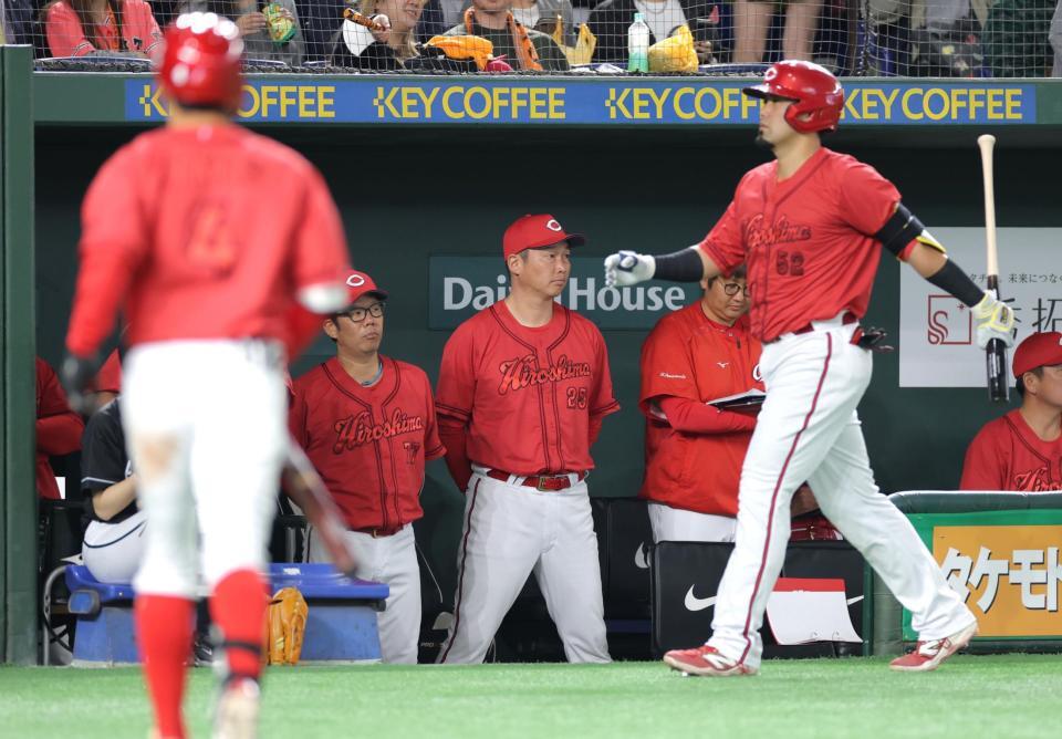 　８回、ベンチから戦況を見つめる新井監督（撮影・西岡正）