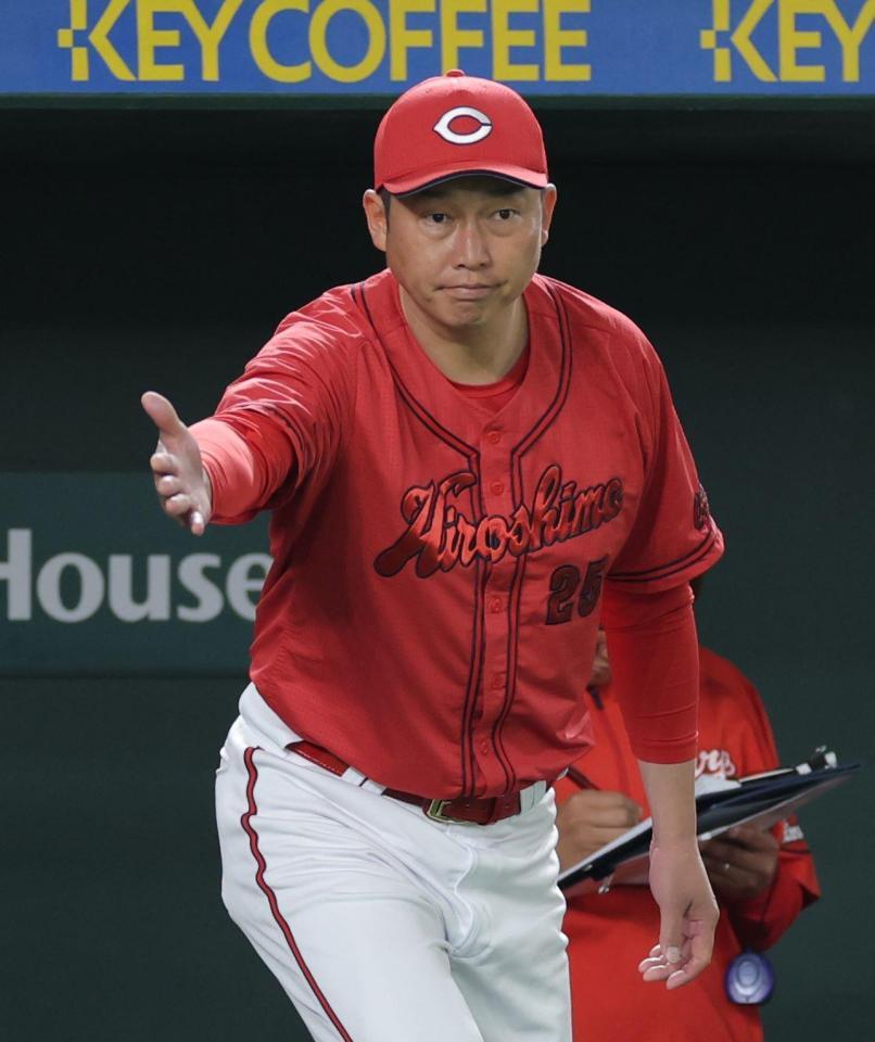 　７回、代打を告げる新井監督（撮影・西岡正）
