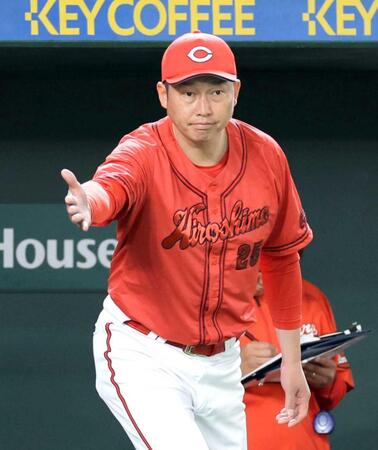 　７回、代打を告げる新井監督（撮影・西岡正）