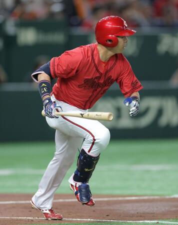 　２回、中前打を放つ野間（撮影・西岡正）