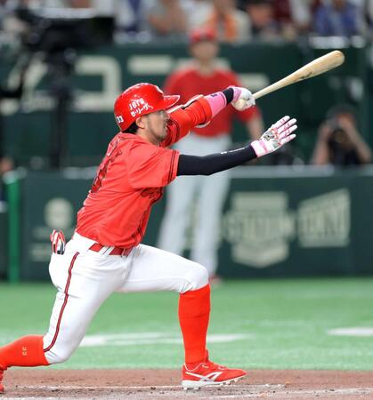 　７回、左前打を放つ菊池