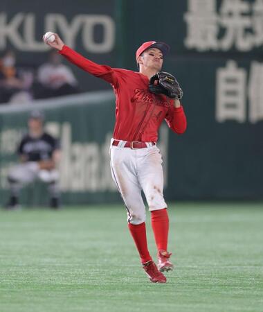 　５回、若林の打球に追いつき、一塁へ送球する矢野（撮影・西岡正）