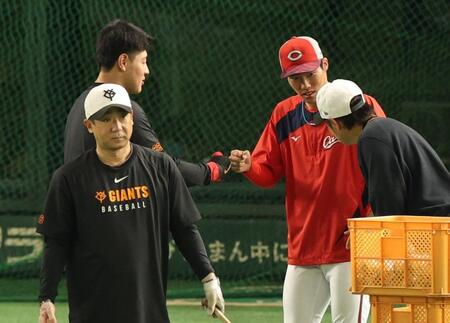 　岡本とあいさつする二俣（撮影・金田祐二）